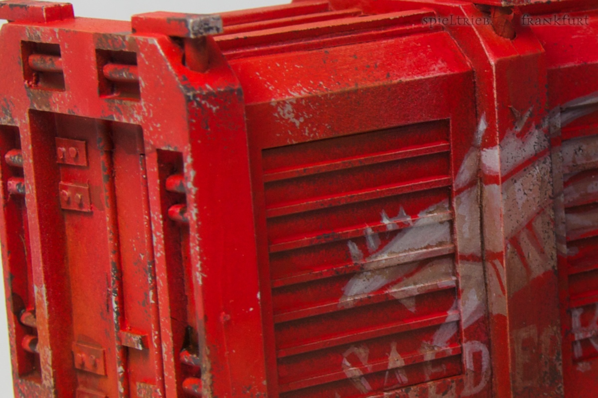 Detail on the container, sponge technic used for damages